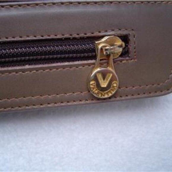 AUTHENTIC MARIO VALENTINO SIGNATURE CLUTCH EUC MADE IN ITALY! - Picture 10 of 16